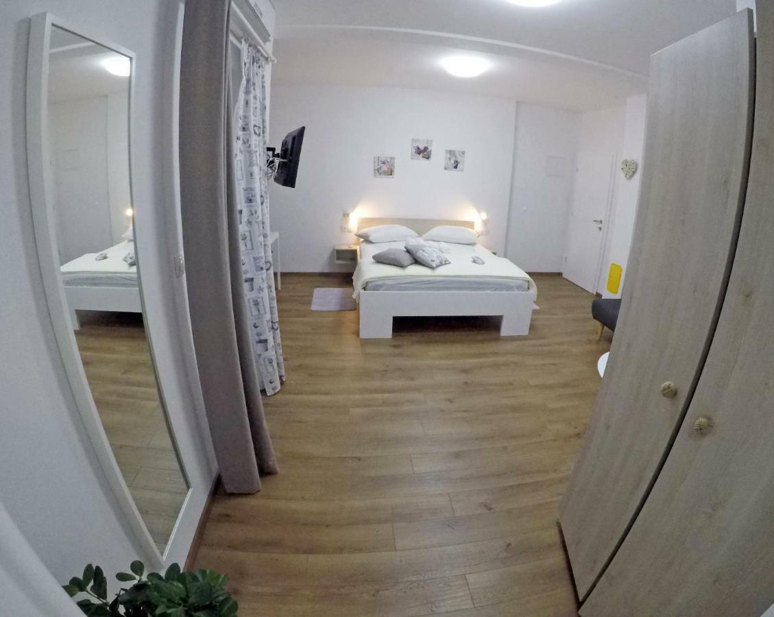 Guesthouse Villa Domenico Lozovac Exteriör bild